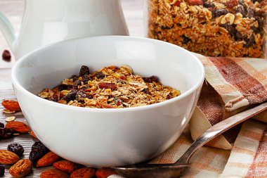 Müsli ahşap masadaki kasede. Sağlıklı kahvaltı kompozisyonu.