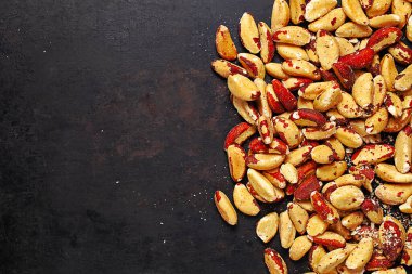 Eski kırsal arka planda yatan Brezilya fındıkları. Kopyalamak için yer