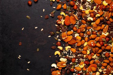 Farklı fındıklar ve kurumuş meyveler eski kırsal arka planda yatıyor..