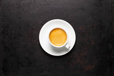 Eski kırsal arka planda duran bir fincan kahve.