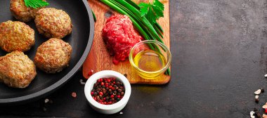 Tavada pirzola, gemide kuvvet eti ve baharatlar var.