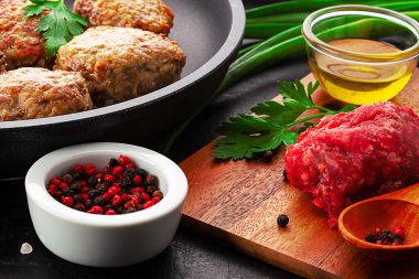 Tavada pirzola, gemide kuvvet eti ve baharatlar eski kırsal arka planda.