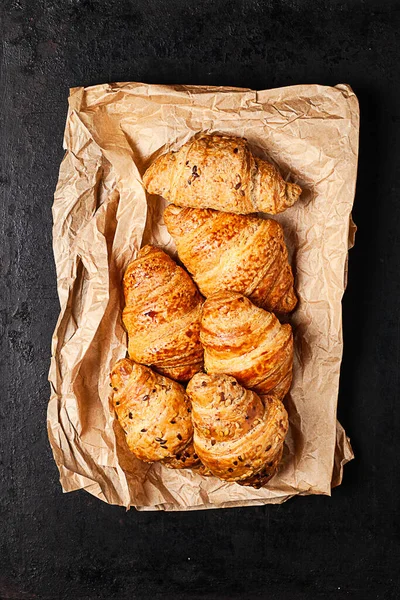 Croissants Sobre Papel Hornear Arrugado Acostado Sobre Fondo Rústico Viejo —  Fotos de Stock