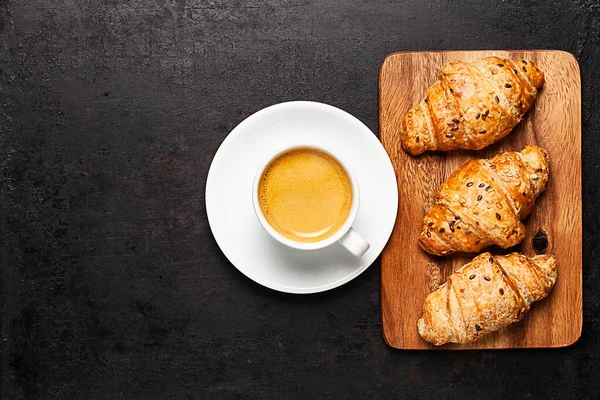 Kopje Koffie Croissants Houten Plank Geplaatst Oude Rustieke Achtergrond — Stockfoto