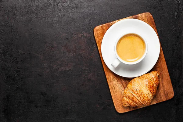 Kopje Koffie Croissant Staan Houten Plank Geplaatst Oude Rustieke Achtergrond — Stockfoto