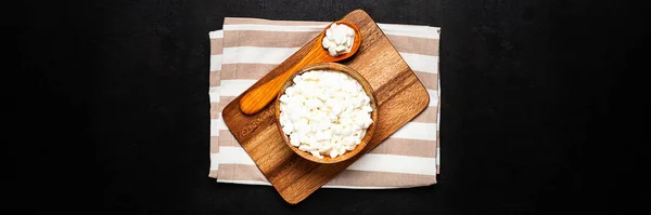 Draufsicht Auf Holzschüssel Mit Quark Und Löffel Auf Holzbrett Stehend — Stockfoto