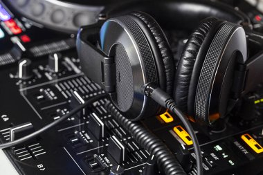 DJ kulüp ekipmanlarının görüntüsünü kapat