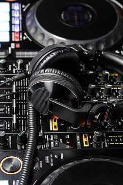 DJ kulüp ekipmanlarının görüntüsünü kapat