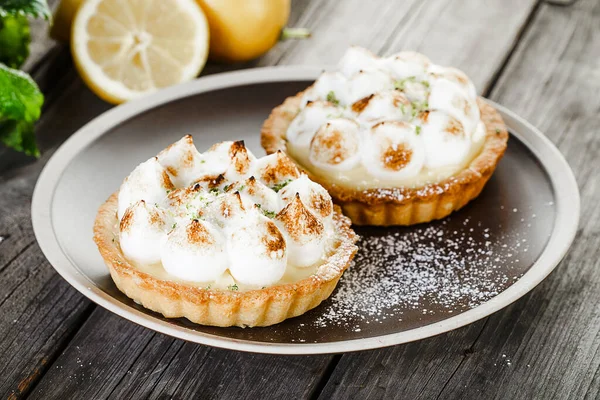 Due Gustosi Tartarughe Meringa Limone Con Menta Sul Piatto Piedi — Foto Stock