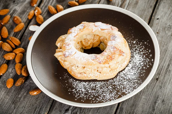 Savoureux Paris Brest Aux Amandes Farcies Crème Caramel Sur Assiette — Photo