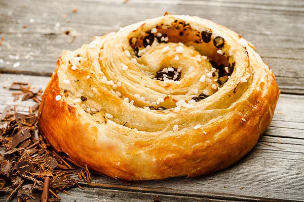 Broodje Met Chocolade Geïsoleerd Witte Achtergrond — Stockfoto