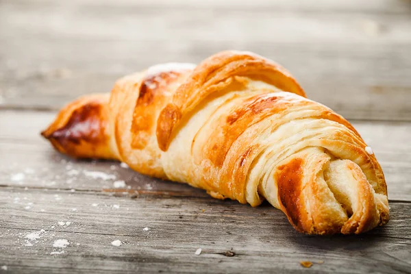 Lekkere Olie Croissant Liggend Oude Houten Tafel — Stockfoto