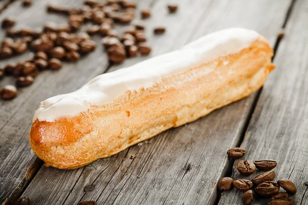 Savoureux Éclair Avec Crème Grains Café Sur Une Vieille Table — Photo