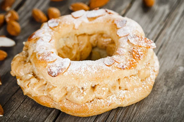 Νόστιμο Paris Brest Αμύγδαλο Γεμιστό Κρέμα Καραμέλας Παλιό Ξύλινο Τραπέζι — Φωτογραφία Αρχείου