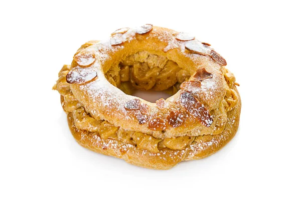 Velsmagende Paris Brest Med Mandel Fyldt Med Karamelcreme Isoleret Hvid - Stock-foto