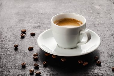 Eski kırsal arka planda duran bir fincan kahve.