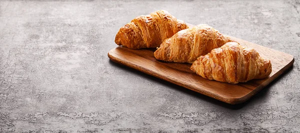 Croissants Houten Plank Liggend Oude Rustieke Achtergrond — Stockfoto