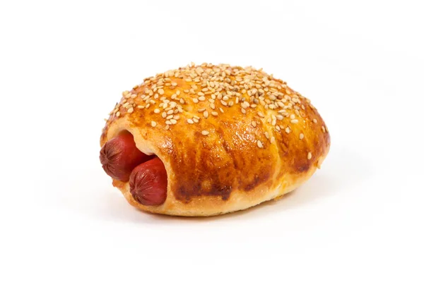 Close Van Geïsoleerde Brood Met Wurstel Een Witte Achtergrond Traditionele — Stockfoto
