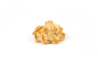 Badem yapıştırın bisküvi, orijinal İtalyan pasta Sicilya ürünüdür. Beyaz arka plan mobilyalı kabuklu badem ile izole tek bisküvi.