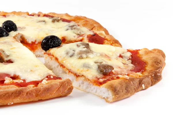 Крупный План Итальянской Пиццы Ломтик Безглютеновый Рецепт Изолированные Белом Фоне — стоковое фото