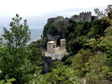 Castle Pepoli dağda yeşil çalılar ve ağaçlar yeşillik tam çevrili panoramik manzaralı kayalık uçurum üstündeki