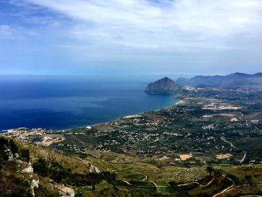 Monte Cofano tarihi köy Erice Sicilya, Trapani, İtalya'dan doğru görüntülemek