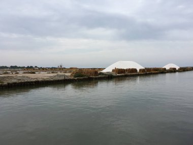 Marsala, İtalya. Stagnone Lagoon vintage yel değirmenleri ve saltwork, Trapani, Sicilya, İtalya