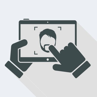 Tablet bir sakallı adam bir fotoğraf çekmek