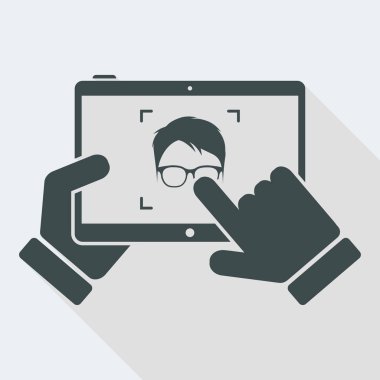 Tablet adam bir fotoğraf çekmek