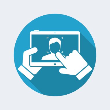 Tablet adam bir fotoğraf çekmek