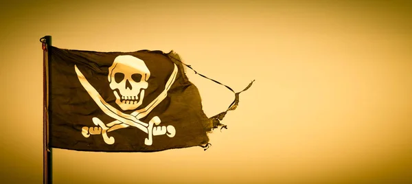 Una Bandera Pirata Dañada Durante Día Ventoso Fuerte Con Copyspace —  Fotos de Stock