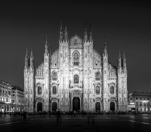 Milan Italy April 28Th 2018 Turists Blue Hour Taking Pictures — Stock Photo, Image