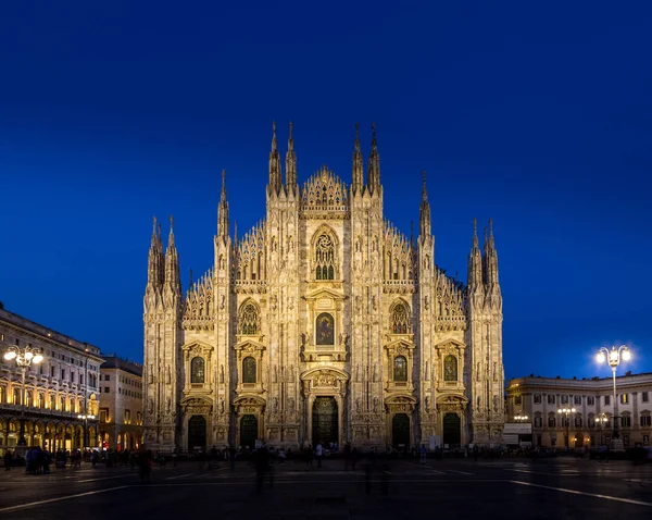 Mailand Italien April 2018 Touristen Fotografieren Zur Blauen Stunde Auf — Stockfoto