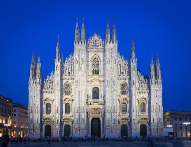Milan, İtalya - 28 Nisan 2018: turists mavi saat Duomo Meydanı, şehrin ana landmark'fotoğraf çekimi sırasında.