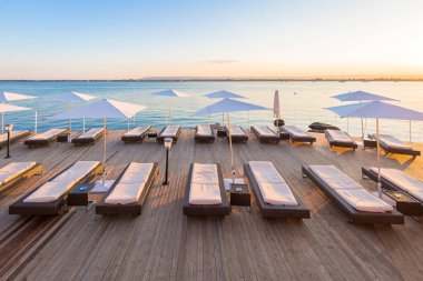 Syracuse, Sicilya Adası, İtalya. Mayıs ayının bahar gününün sonunda denizin önünde gün batımı.