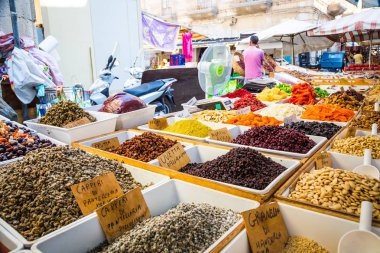 Syracuse, Sicilya, İtalya. Geleneksel yerel fıstık ve badem pazarının ayrıntıları.
