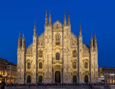 Milan, İtalya - 28 Nisan 2018: turists mavi saat Duomo Meydanı, şehrin ana landmark'fotoğraf çekimi sırasında.