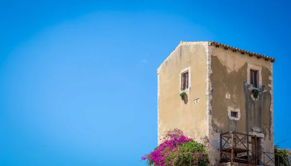 传统的西西里老房子在一个晴朗的日子与美妙的蓝天背景 — 图库照片