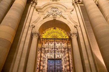 Syracuse, Sicilya eski Katolik Kilisesi. Yapısı aslında bir Yunan Dor Tapınağı ve bu nedenden dolayı bir UNESCO Dünya Miras Listesi içinde yer