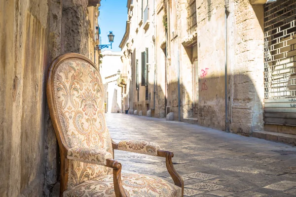 Lecce Stadt Italien Vintage Stuhl Mit Altstadtstraße Hintergrund — Stockfoto