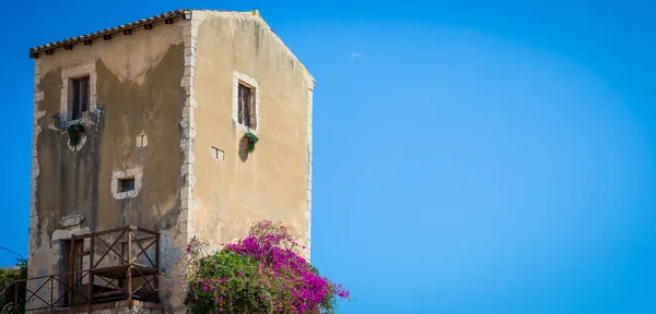 传统的西西里老房子在一个晴朗的日子与美妙的蓝天背景 — 图库照片