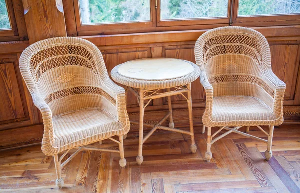这一对意大利 Wickler 椅子与桌子是一部分的原始家具 1910 1920 的一个半废弃别墅拥有的 Nobiliar 家庭今天已绝种 — 图库照片