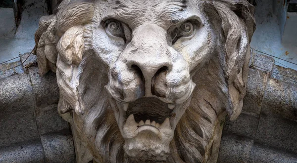 イタリア トリノ 石で作られ 大理石のアーチ 約300年前に位置しています 轟音のライオンの形をした堕天使 — ストック写真