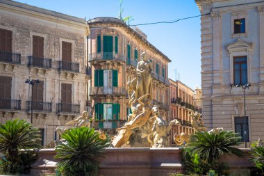 Syracuse, İtalya - 18 Mayıs 2018: Fontana di Diana (Diana'nın çeşme) Archimede'nın Meydanı, Ortigia şehir merkezinde, Syracuse tarihi bölgesi