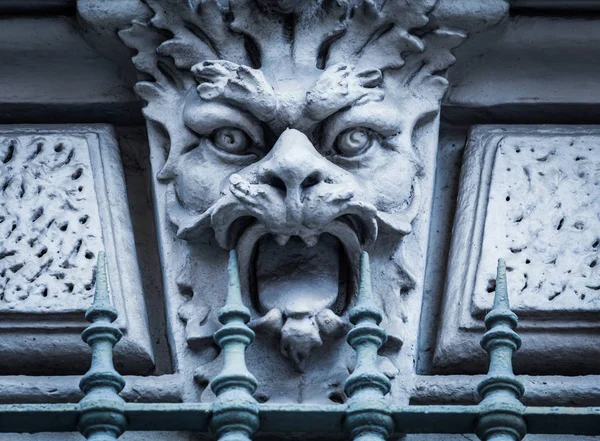 İtalya, Torino. Bu şehir iki küresel sihirbaz üçgeninin köşesi olmasıyla ünlüdür. Bu, 1800 'lü yılların tarihli lüks bir sarayın girişindeki taştan koruyucu bir maske.