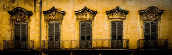 レッチェはイタリアで2番目にフィレンツェと見なされ バロック建築様式の最大の表現で非常に有名です — ストック写真