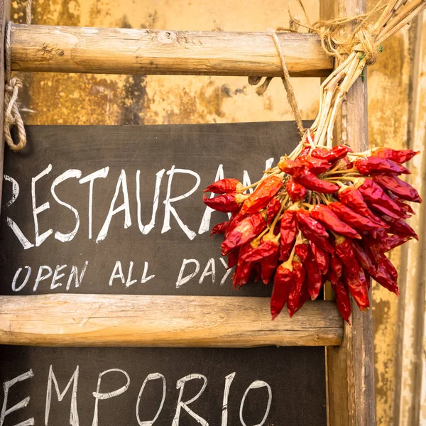 Italia Región Puglia Pizarra Restaurante Tradicional Con Pimientos Rojos —  Fotos de Stock