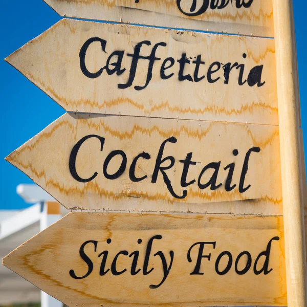 Marzamemi Siciliy イタリアの南にある小さな町 地元のレストランに方向を用いる木製のサイン — ストック写真