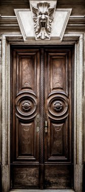 İtalya, Turin. Bu şehir iki küresel sihirli üçgen bir köşesinde olmak ünlüdür. Bu eski kapı son yüz yıl içinde bir canavar tarafından korunuyor.