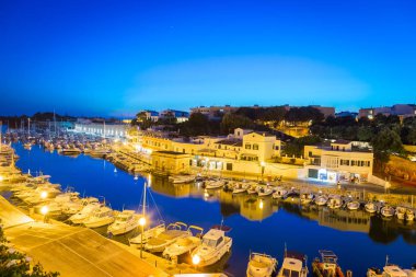 Ciutadella Menorca, İspanya - 30 Haziran 2018: mavi saat sırasında eski liman görünümünü